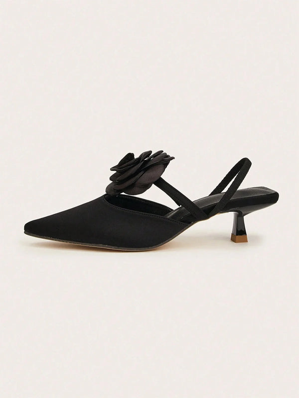 Einfarbige spitze Stiletto-Absätze mit Blumenverzierung