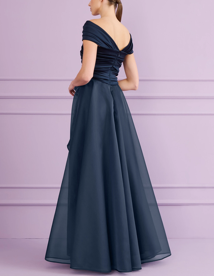 Robe longue drapée à épaules dénudées
