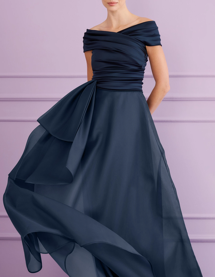 Robe longue drapée à épaules dénudées