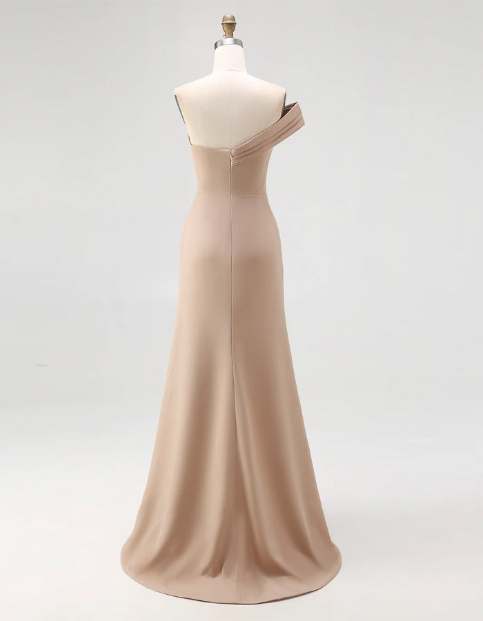Vestido Maxi Plus Size Nude em Malha Drapeada com Um Ombro e Cauda de Peixe  