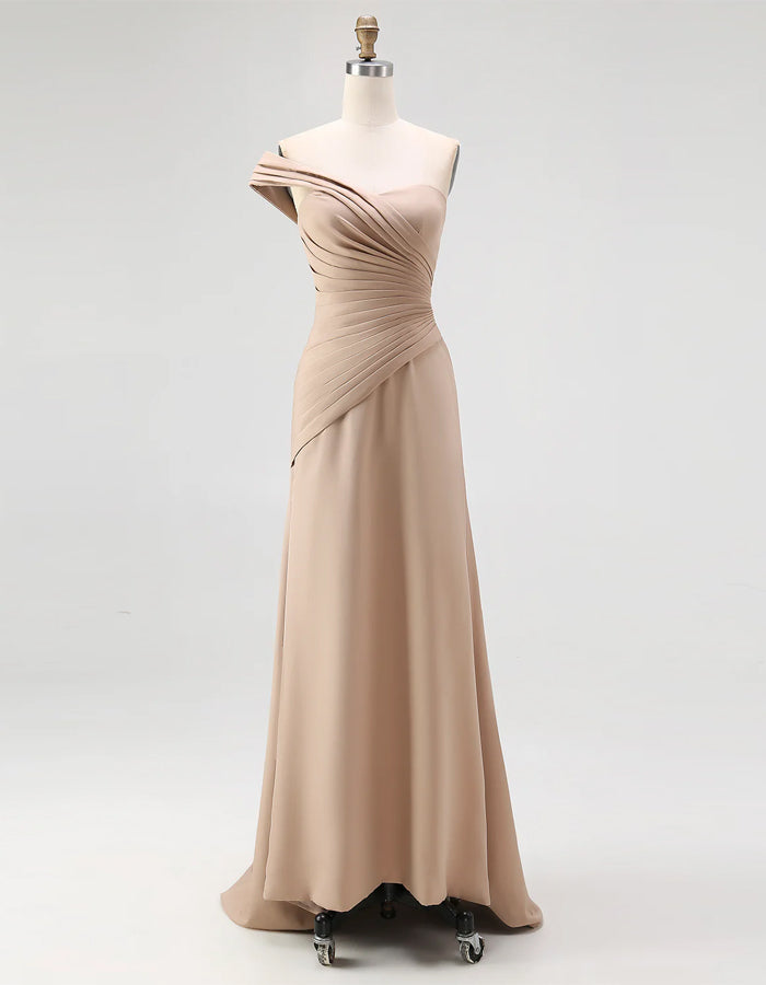 Vestido Maxi Plus Size Nude em Malha Drapeada com Um Ombro e Cauda de Peixe  