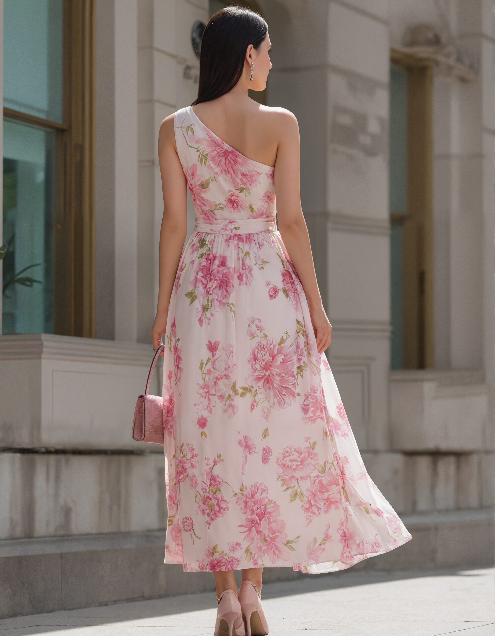 Rochie maxi roz cu imprimeu bujor, umerii goi și croială strâmtă din șifon