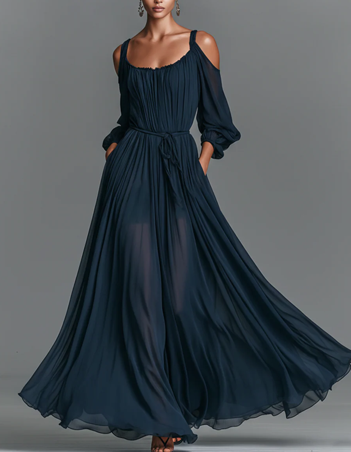 Abito lungo in chiffon plissettato blu navy con spalle scoperte