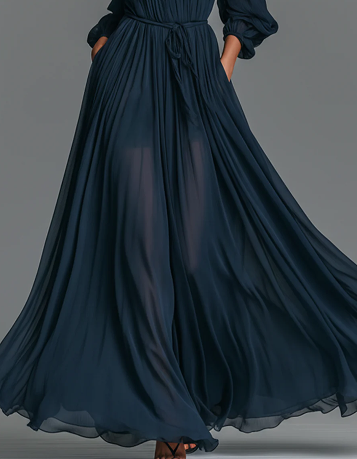 Abito lungo in chiffon plissettato blu navy con spalle scoperte