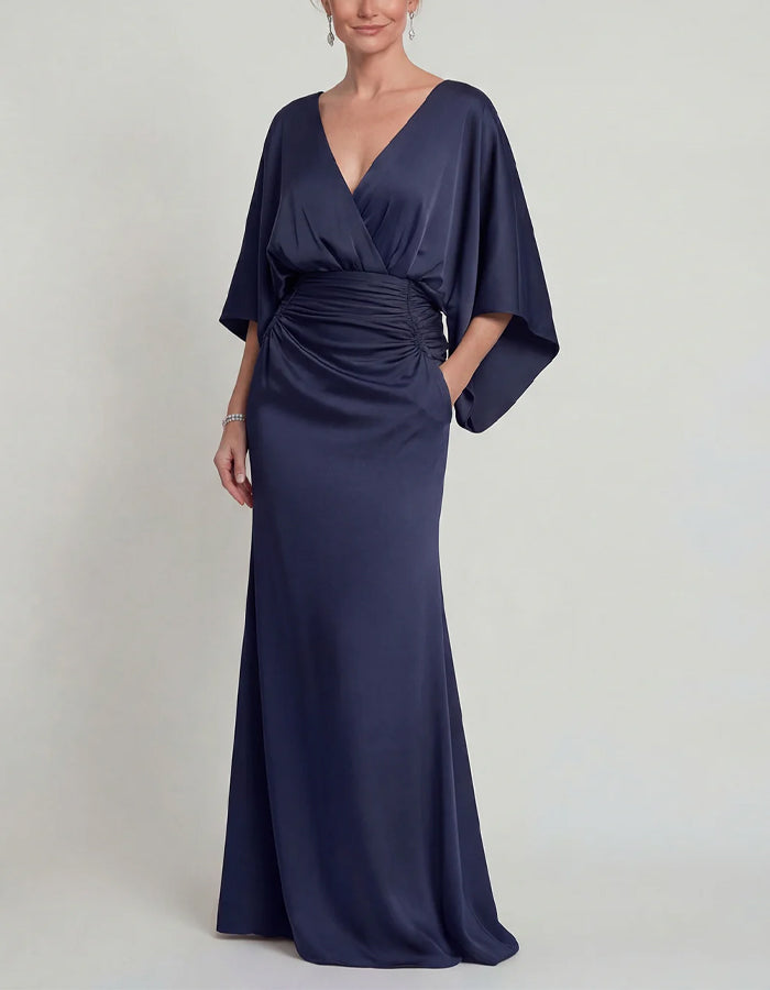 Vestido Maxi Azul Marinho em Cetim com Decote em V, Mangas Morcego, Cintura Ajustada e Cauda de Peixe  