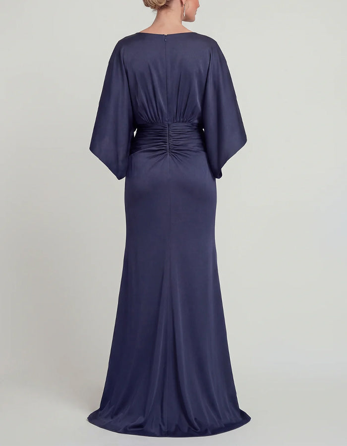 Abito lungo blu navy in raso con scollo a V, maniche a pipistrello, vita aderente e coda a sirena