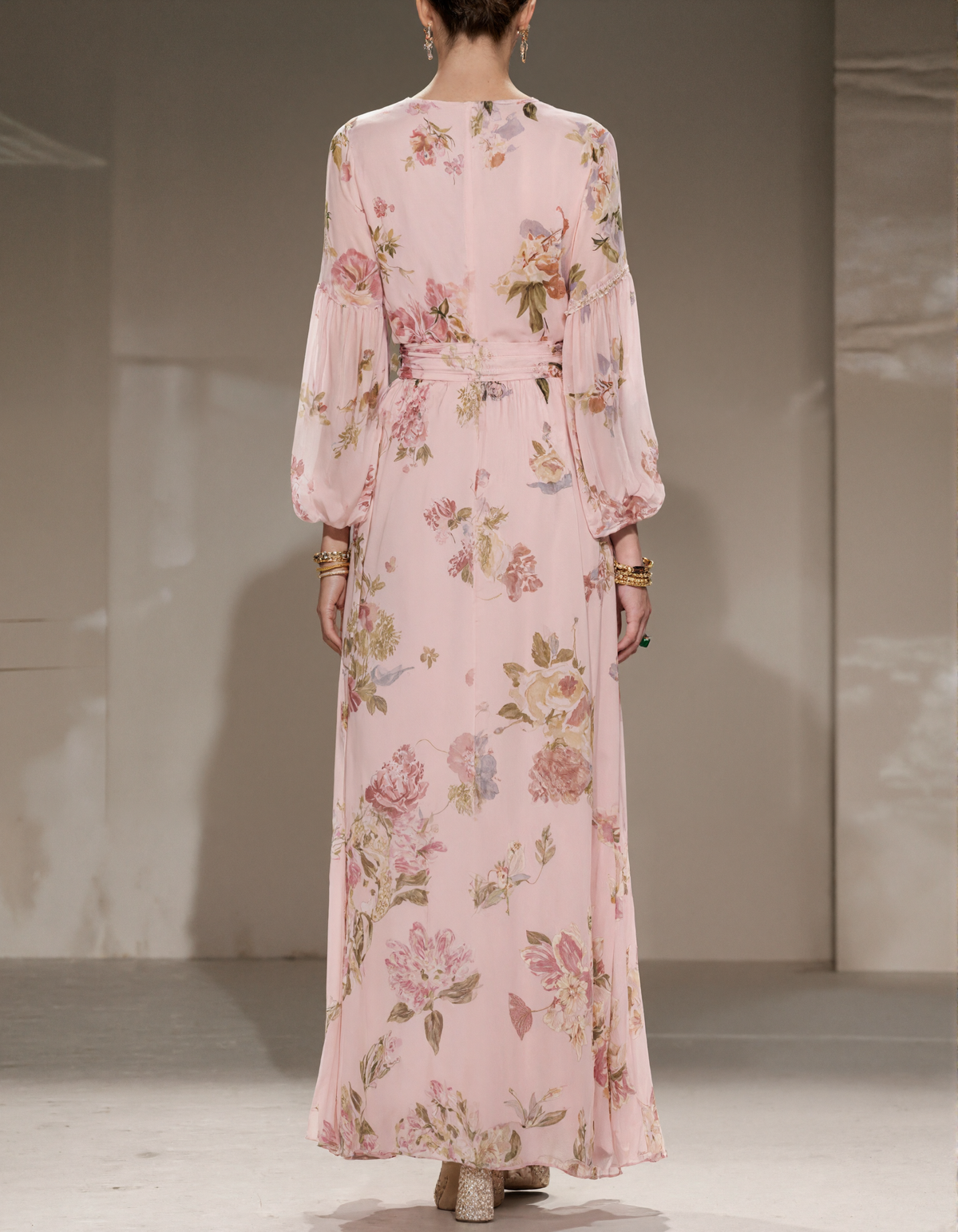 Abito lungo in chiffon con stampa floreale, base rosa e maniche a lanterna