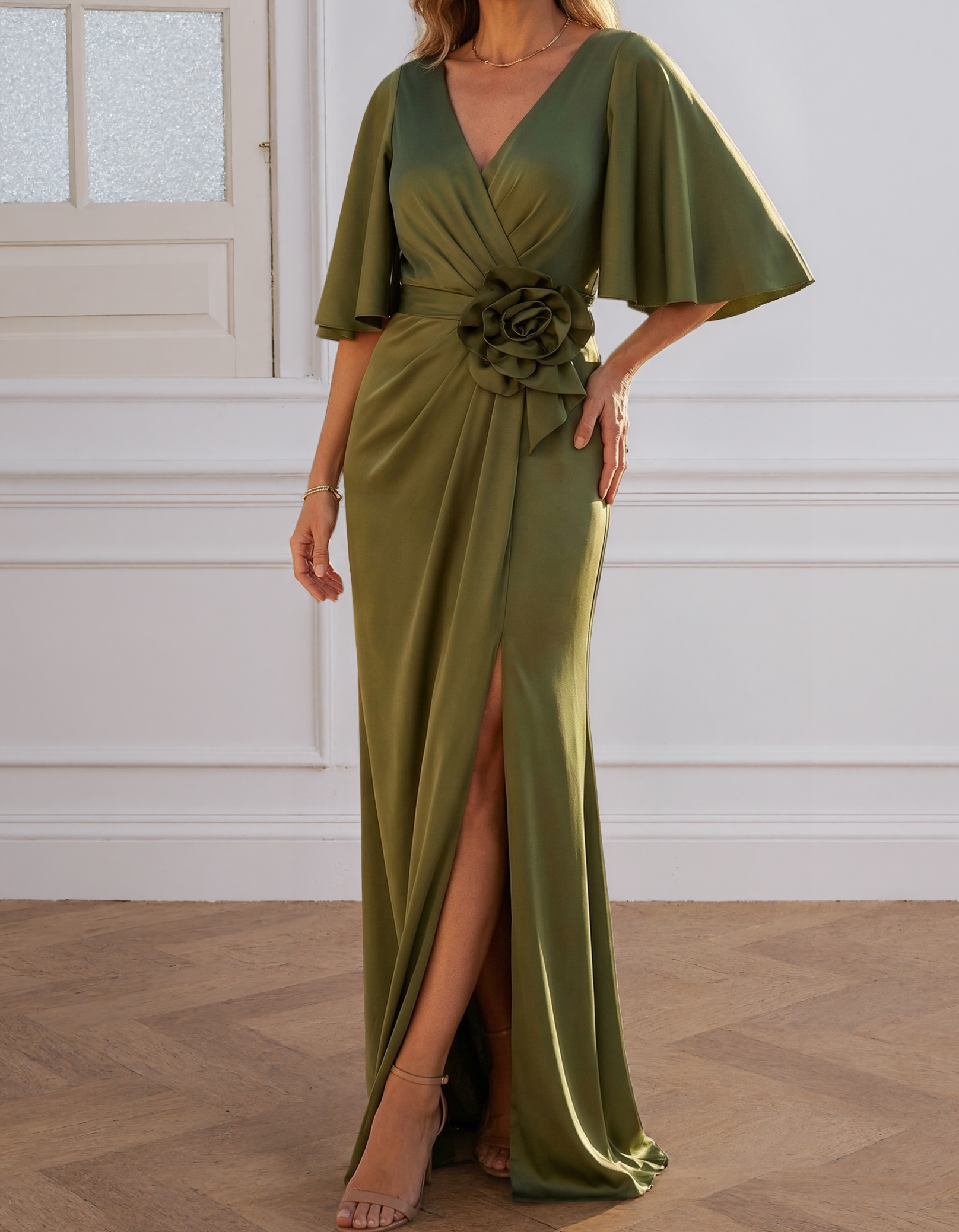 Vestido Maxi de Cetim com Cintura Marcada e Flores