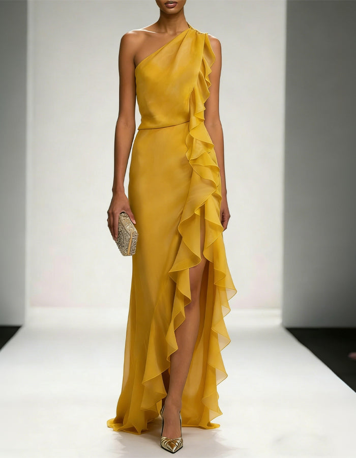 Vestido largo de gasa amarillo jengibre con un solo hombro, volantes y abertura