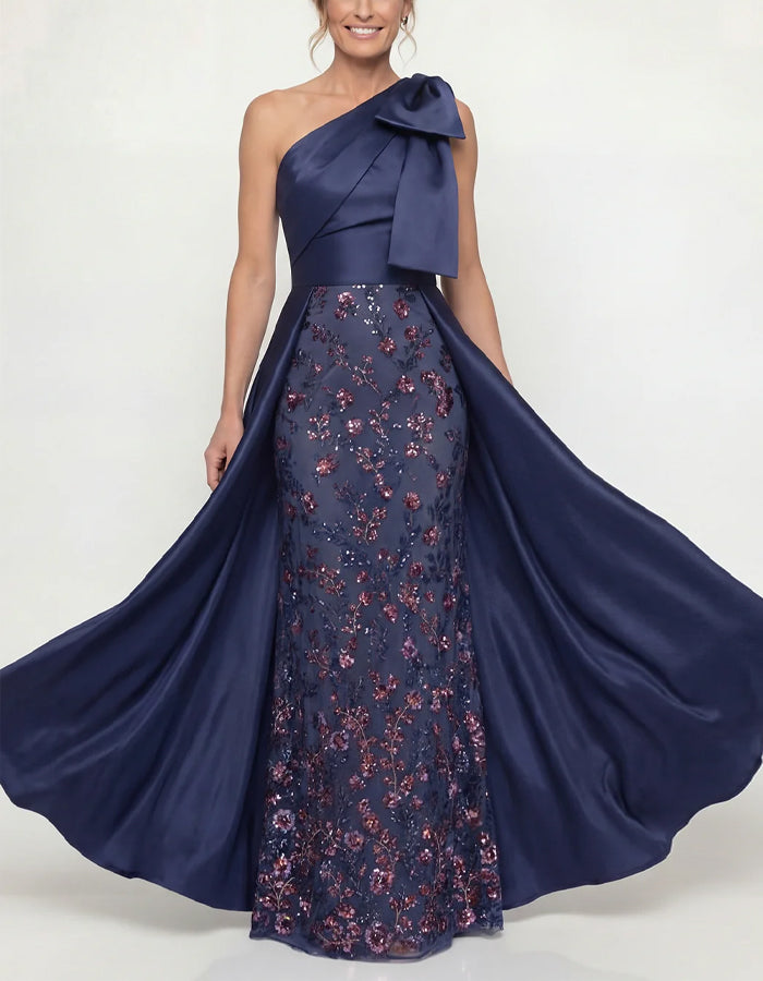Abito lungo blu navy in raso con una spalla, fiocco, paillettes e motivo floreale