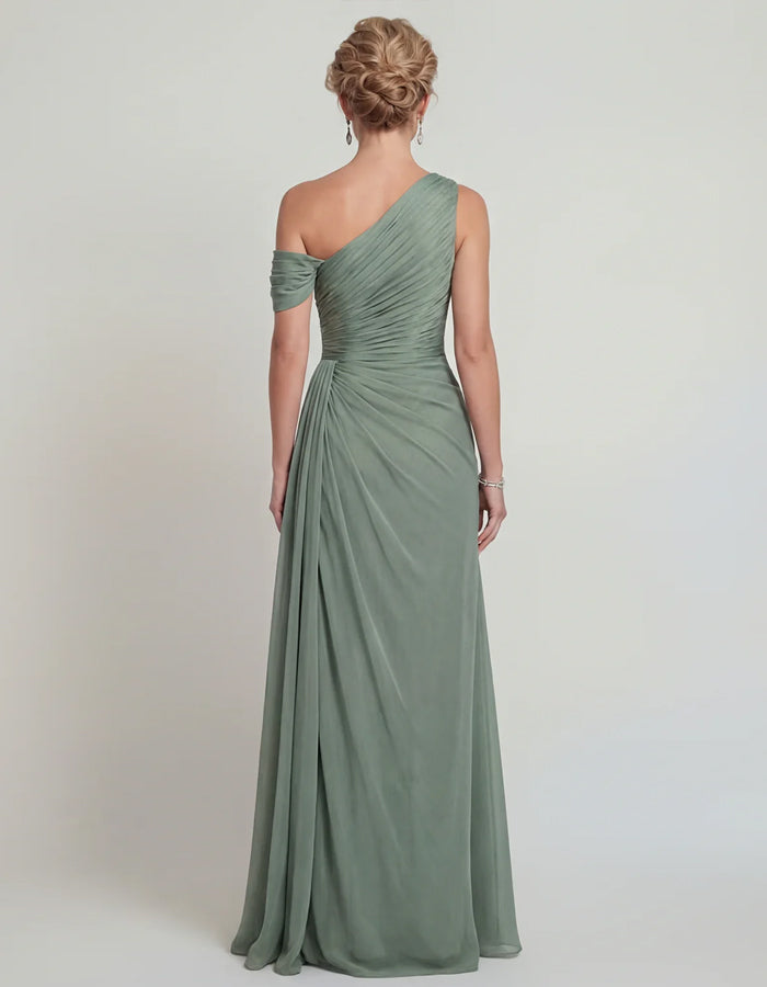 Abito lungo verde salvia in chiffon con spalla unica attorcigliata e spacco