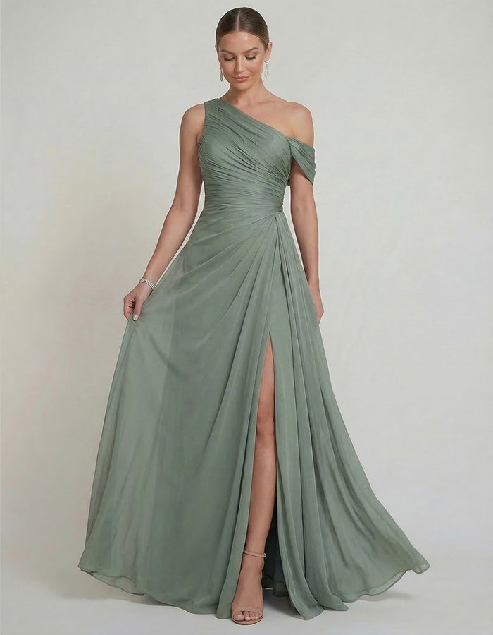 Abito lungo verde salvia in chiffon con spalla unica attorcigliata e spacco