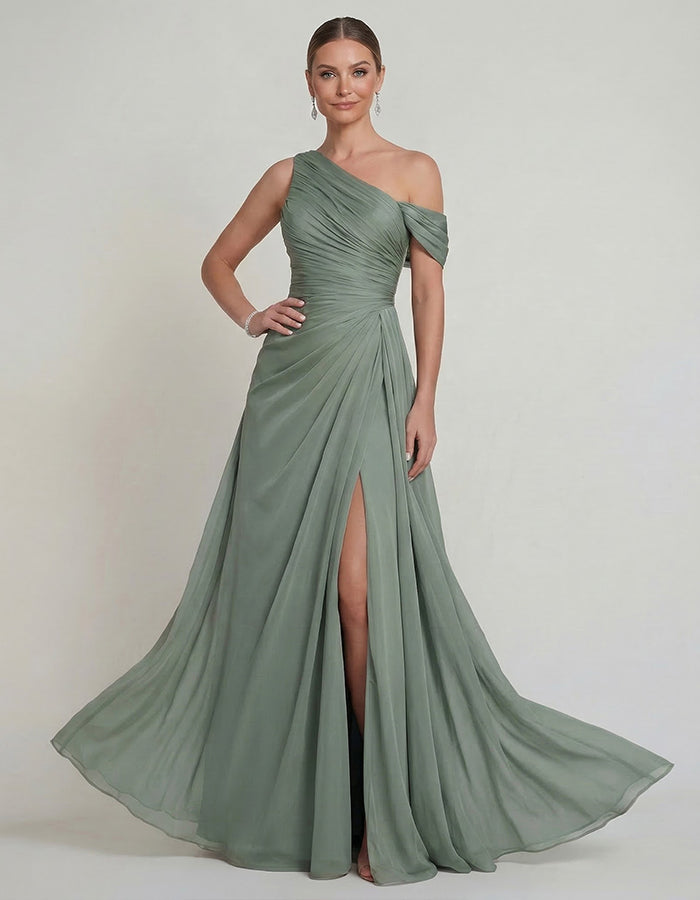 Abito lungo verde salvia in chiffon con spalla unica attorcigliata e spacco