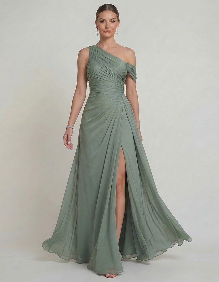 Abito lungo verde salvia in chiffon con spalla unica attorcigliata e spacco