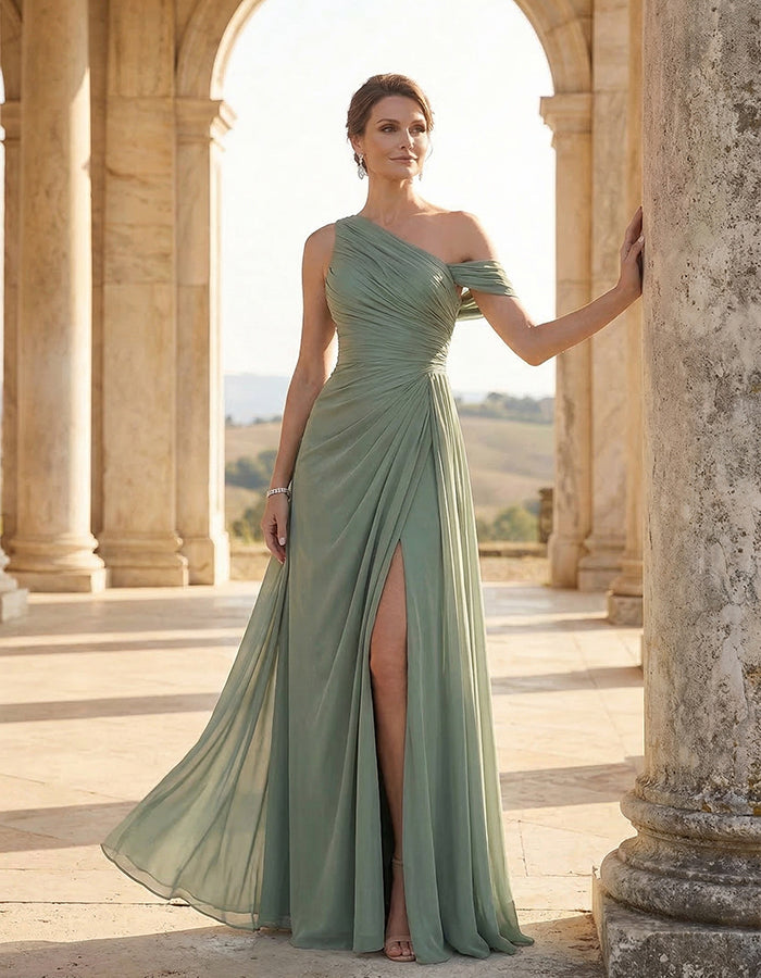 Abito lungo verde salvia in chiffon con spalla unica attorcigliata e spacco