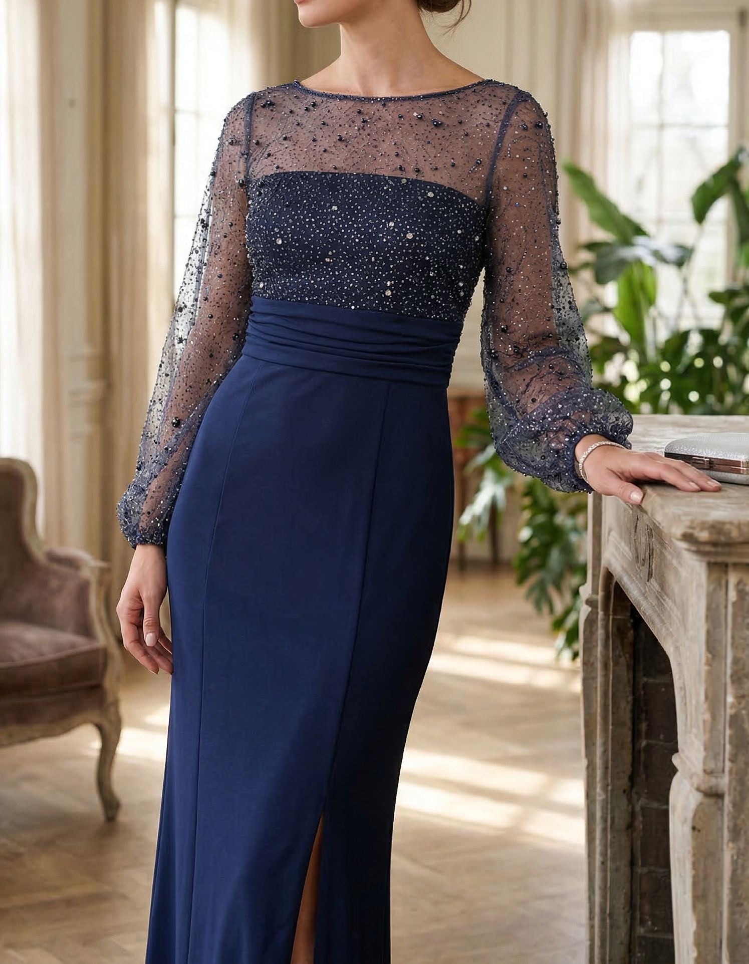 Maxikleid mit tailliertem Schnitt und Strassbesatz aus Mesh