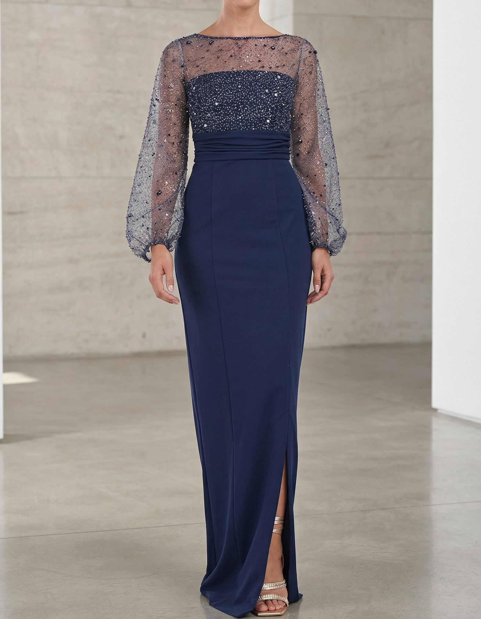 Maxikleid mit tailliertem Schnitt und Strassbesatz aus Mesh