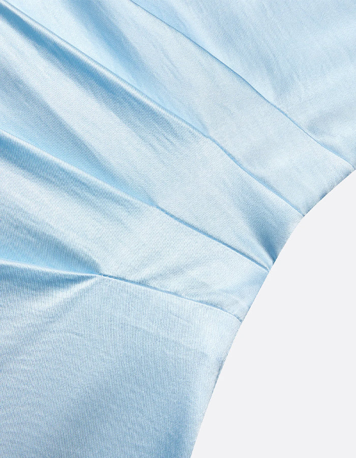 Isblå satinklänning med draperad fiskstjärt