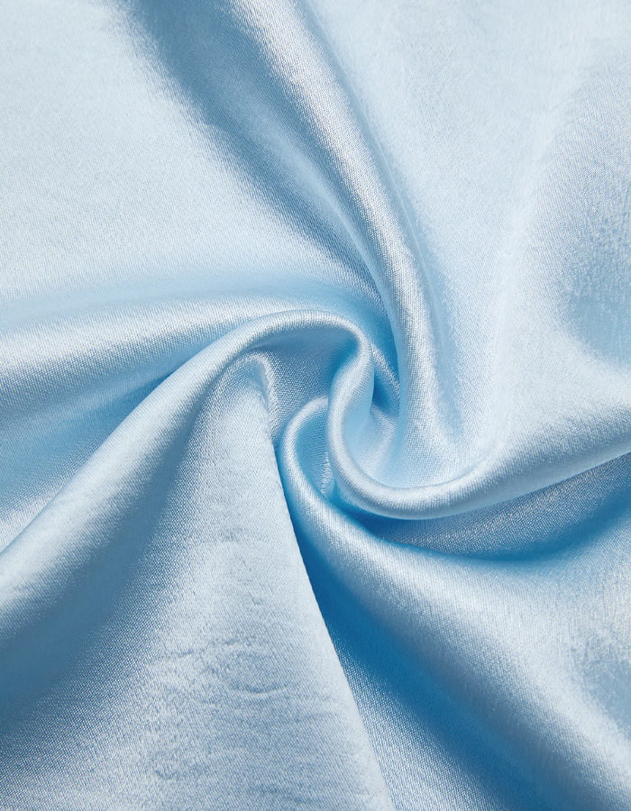 Isblå satinklänning med draperad fiskstjärt