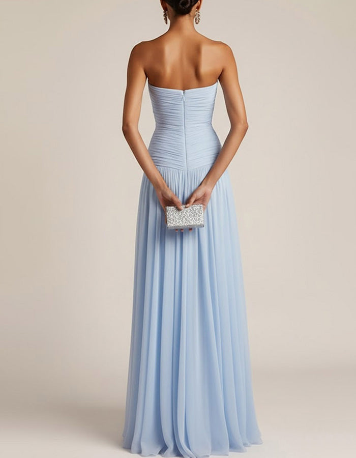 Vestido longo de chiffon azul claro sem alças com franzidos
