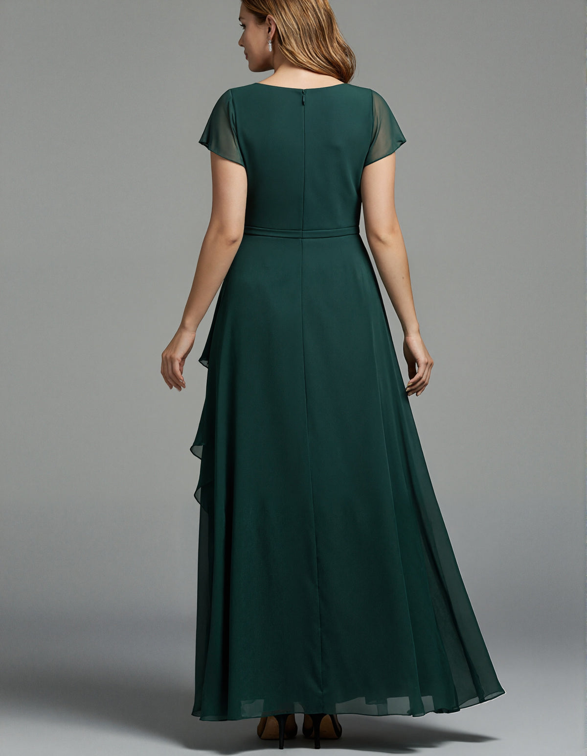 Vestido largo verde oscuro de gasa con envoltura y volantes  