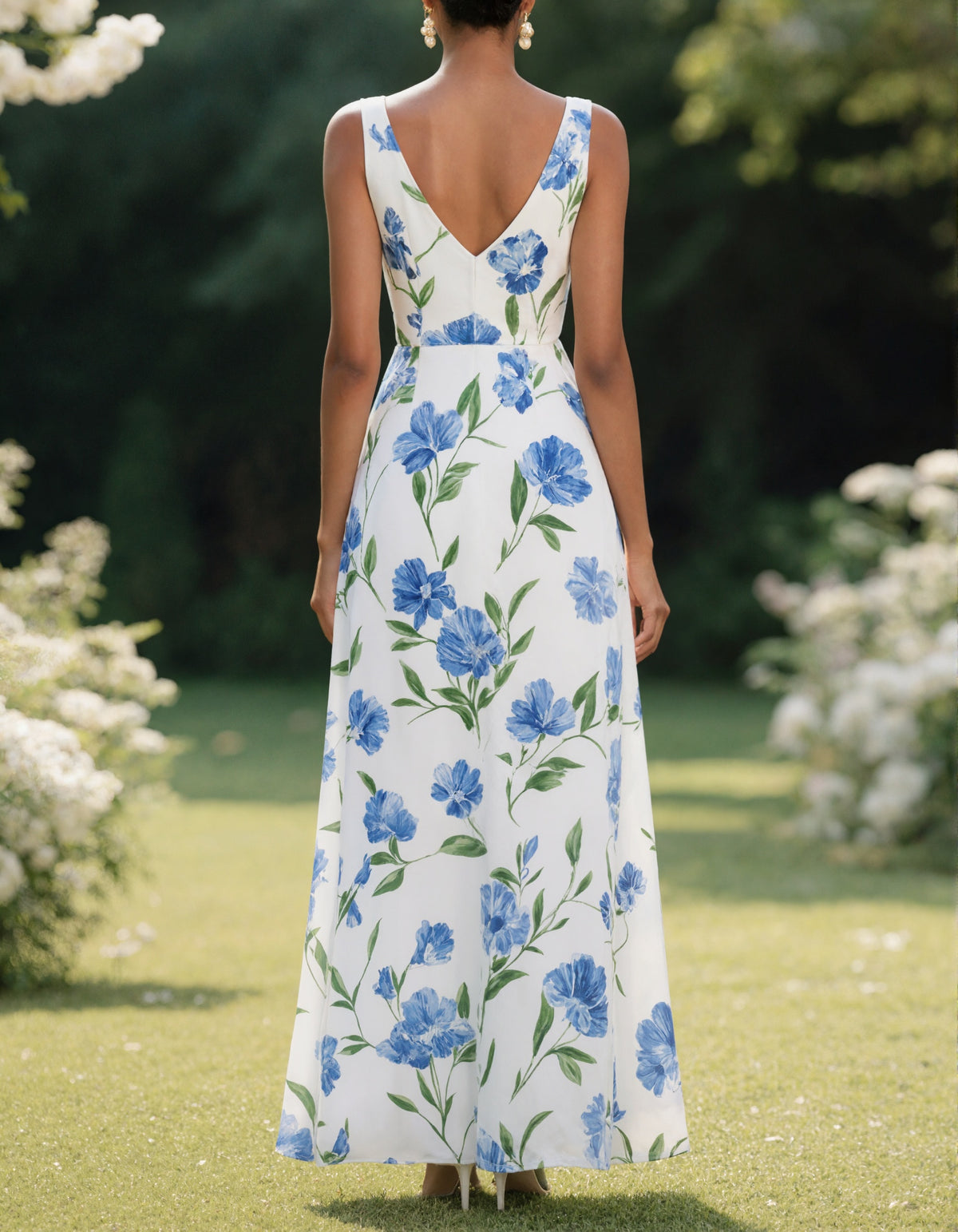 Rochie maxi fără mâneci, cu fundal alb și imprimeu floral acuarelă albastru