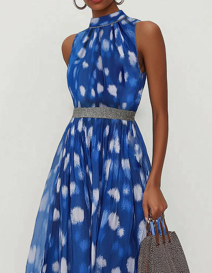 Vestido longo de chiffon com estampado abstrato azul e branco