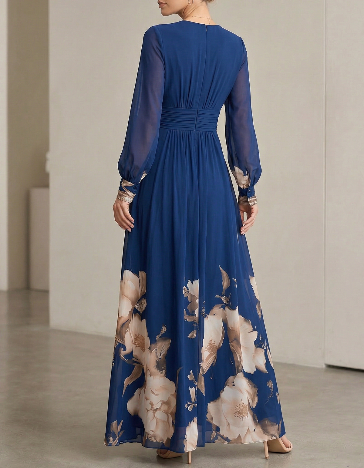 Abito lungo in chiffon blu scuro con stampa floreale e scollo a V