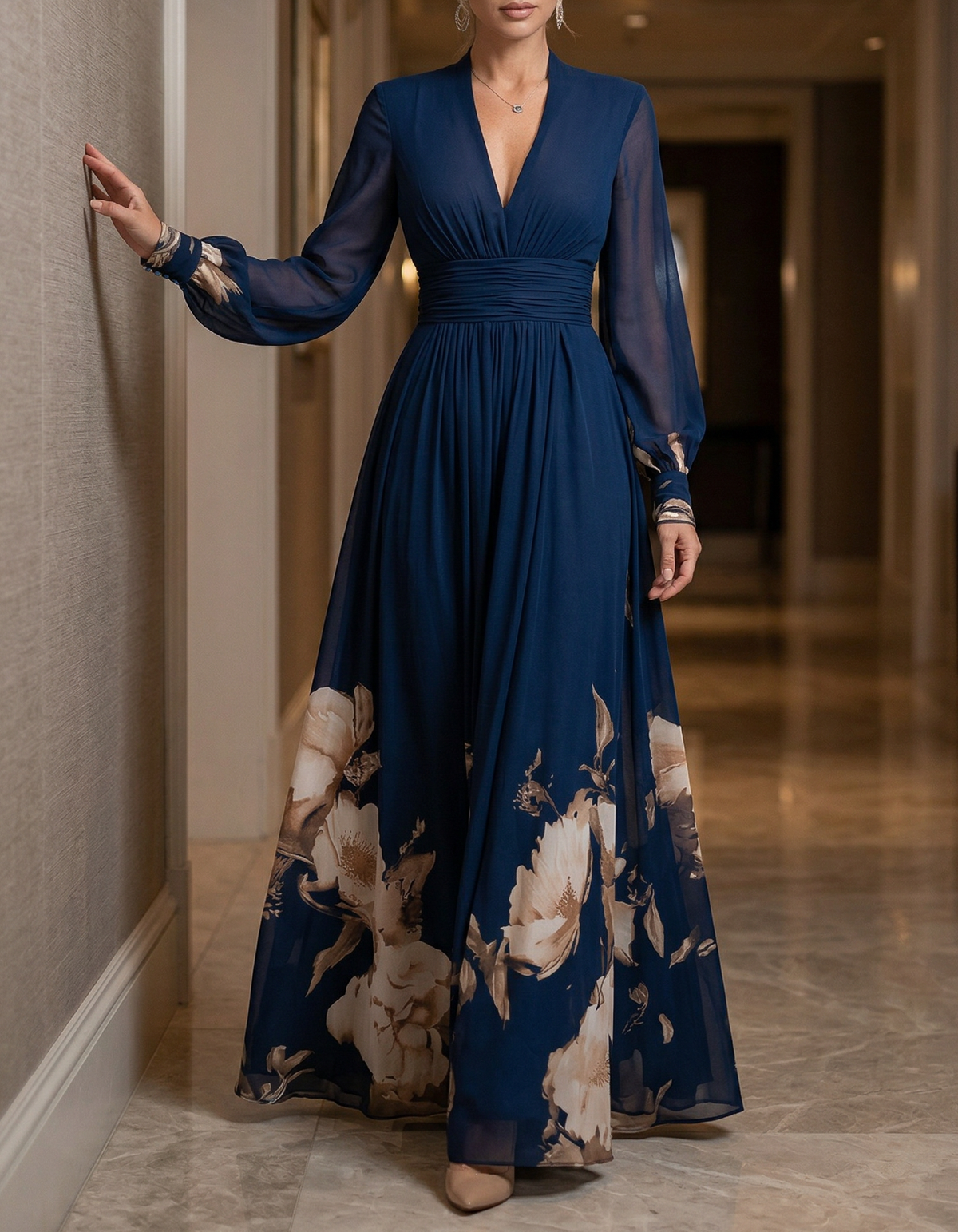 Abito lungo in chiffon blu scuro con stampa floreale e scollo a V