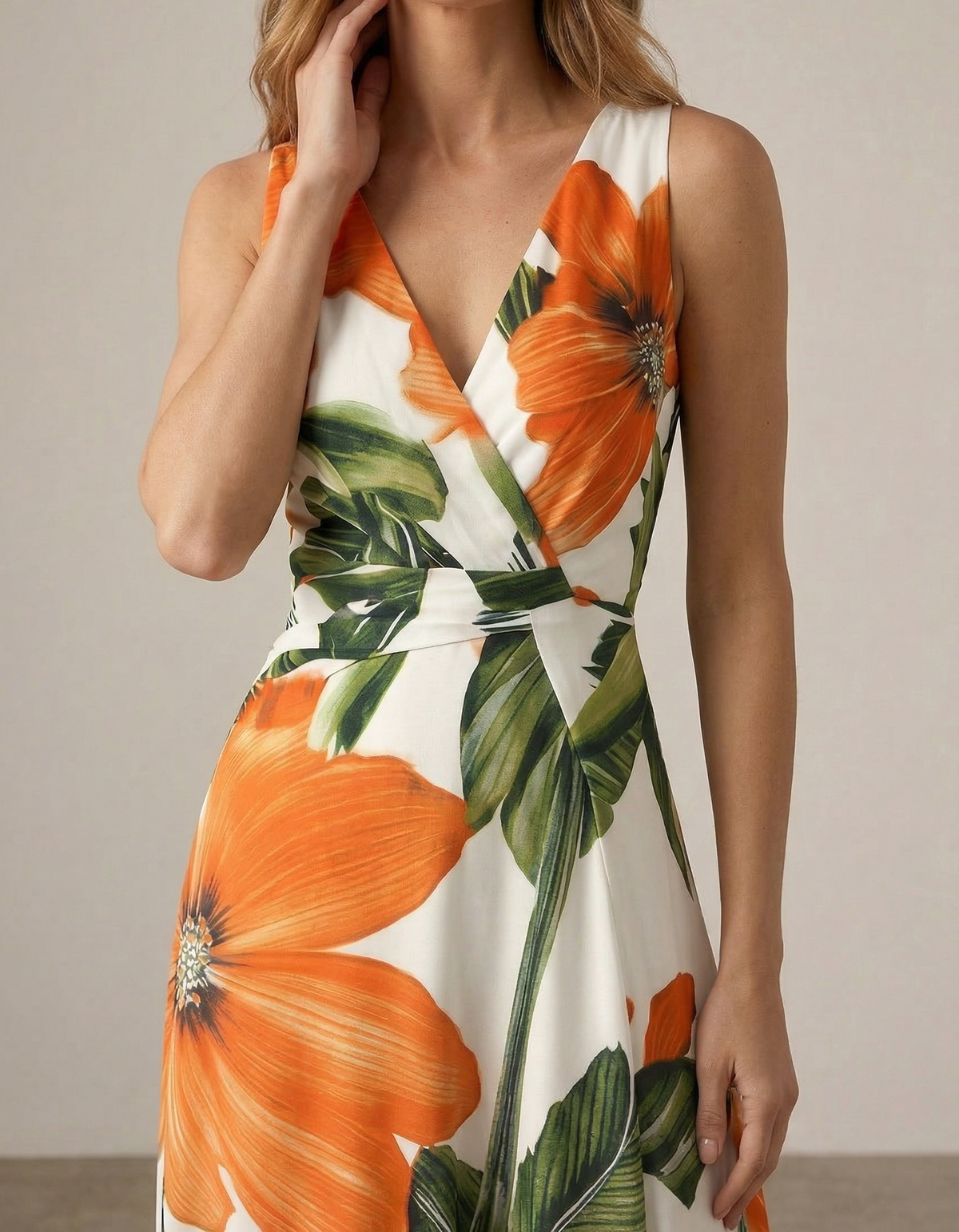 Abito lungo in chiffon con scollo a V, stampa floreale e vita aderente