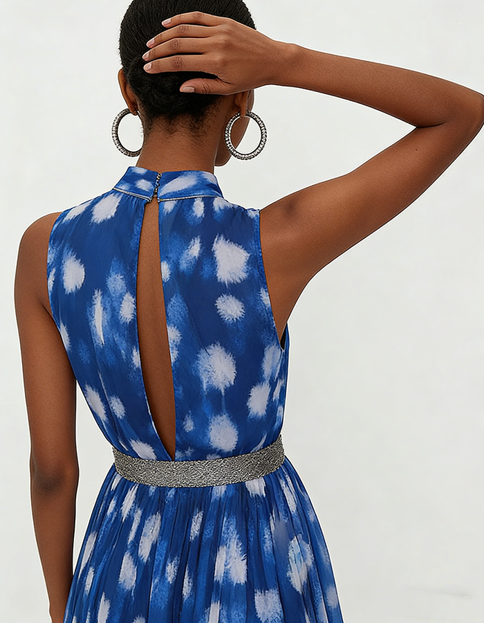 Vestido longo de chiffon com estampado abstrato azul e branco