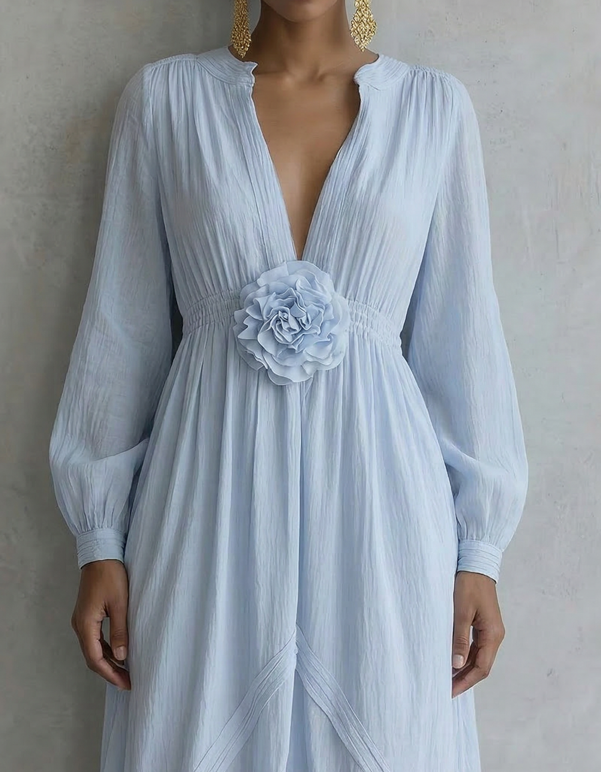 Abito lungo in chiffon azzurro chiaro con scollo a V, stampa floreale e vita aderente