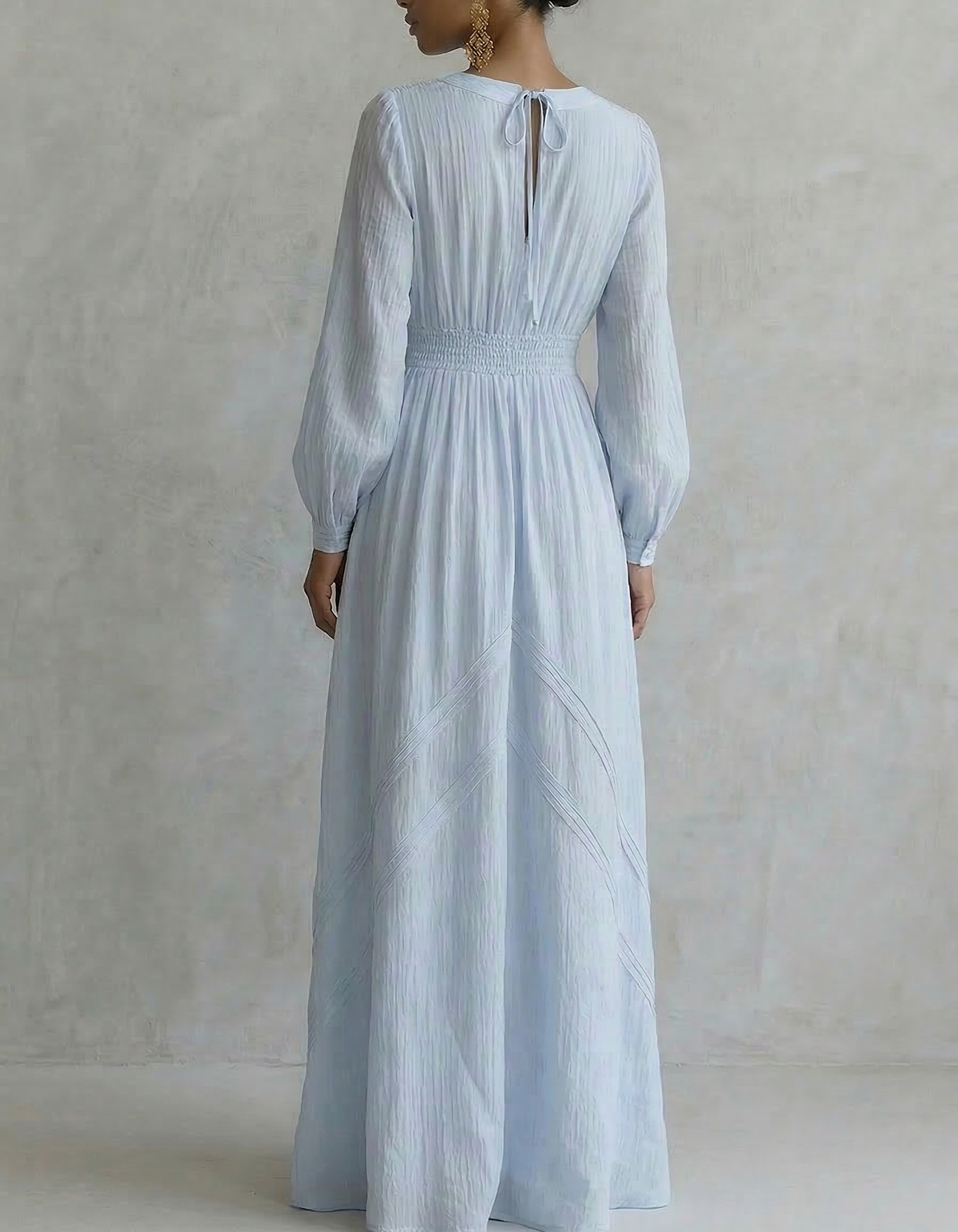 Abito lungo in chiffon azzurro chiaro con scollo a V, stampa floreale e vita aderente