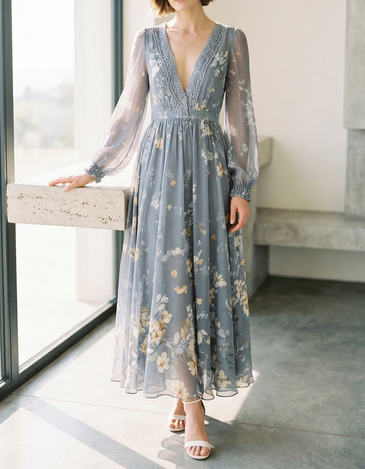 Vestido Maxi de Chiffon Cinzento-Azul com Decote em V, Renda e Estampa