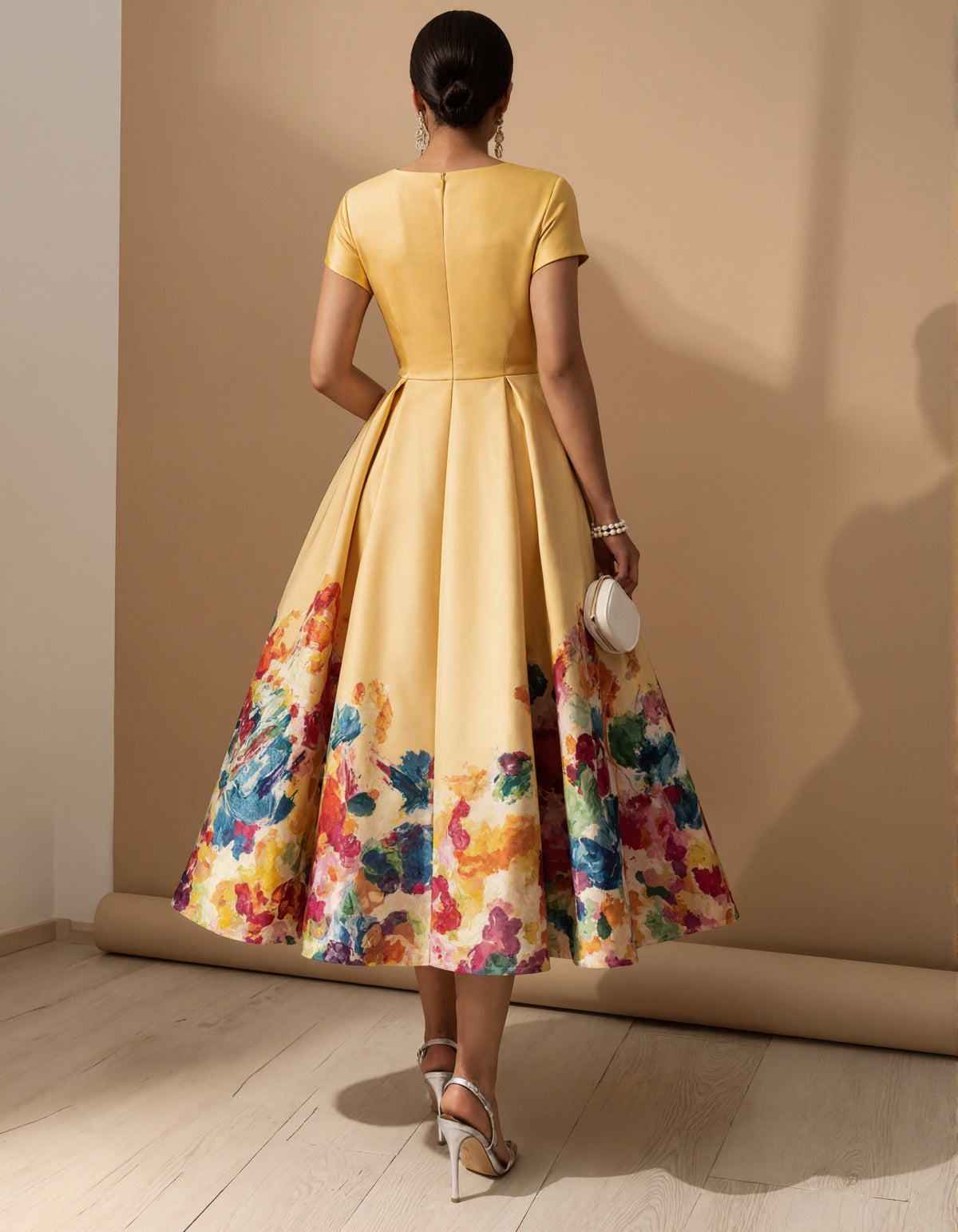 Abito midi giallo con scollo rotondo e stampa svasata