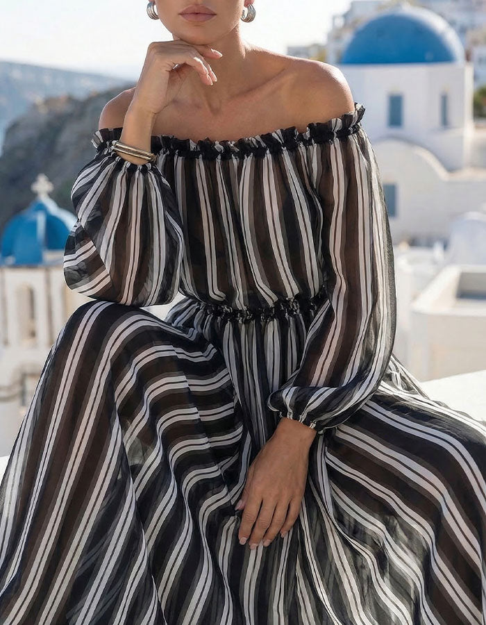 Vestido maxi preto e branco às riscas, ombros descobertos e chiffon
