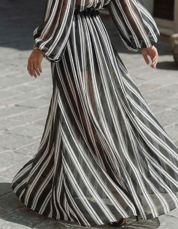 Vestido maxi preto e branco às riscas, ombros descobertos e chiffon