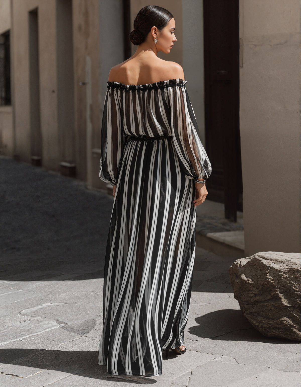 Vestido maxi preto e branco às riscas, ombros descobertos e chiffon