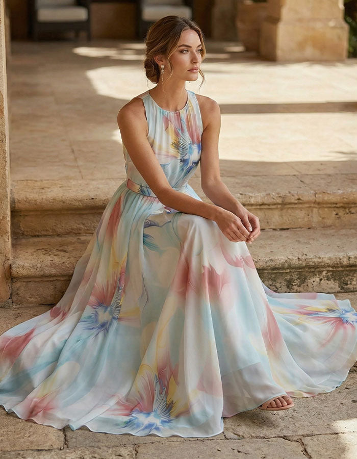 Abito lungo con sfondo blu, fiori iridescenti, collo all'americana e vita aderente