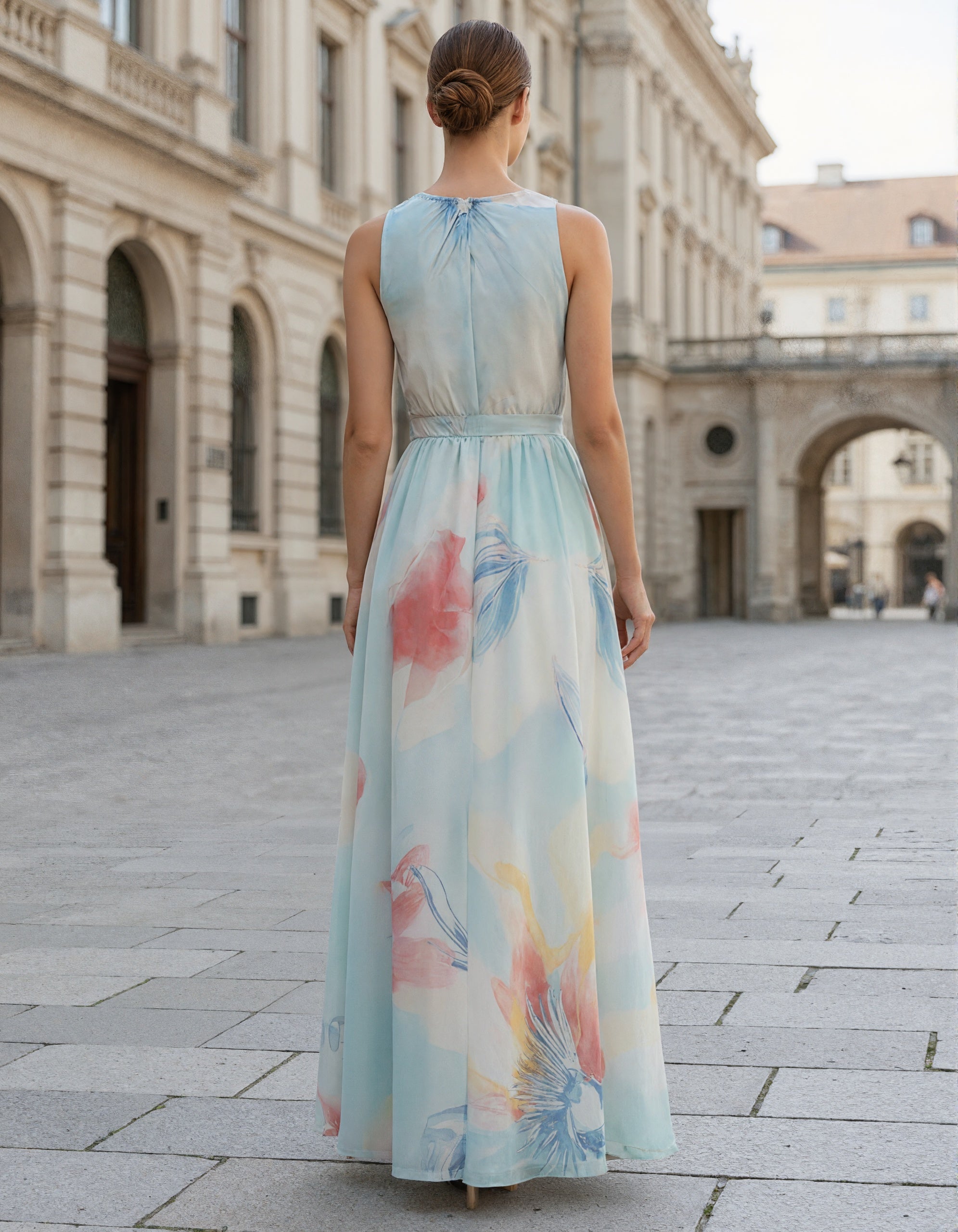 Abito lungo con sfondo blu, fiori iridescenti, collo all'americana e vita aderente
