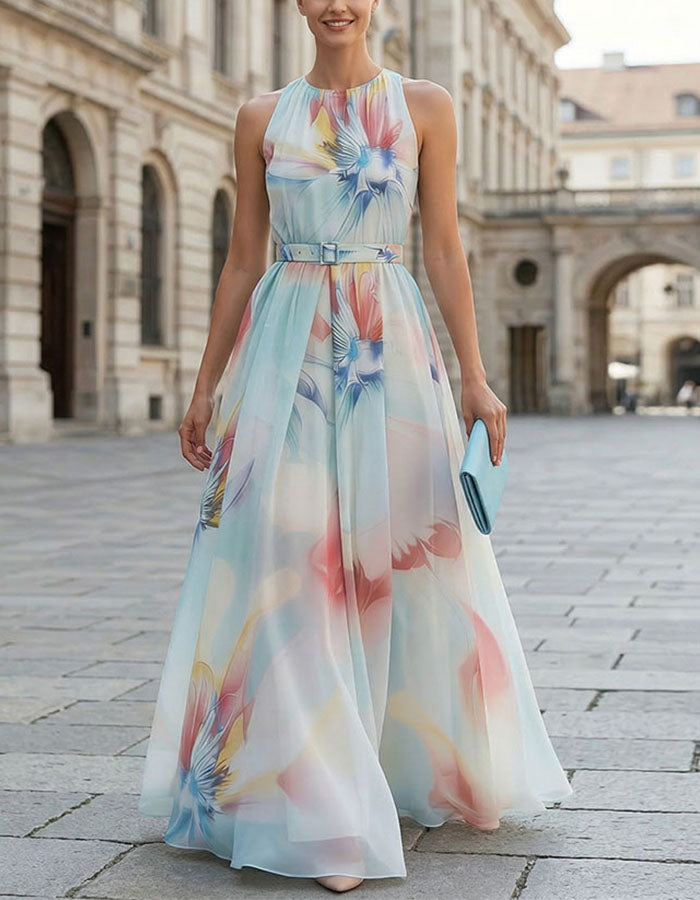 Abito lungo con sfondo blu, fiori iridescenti, collo all'americana e vita aderente