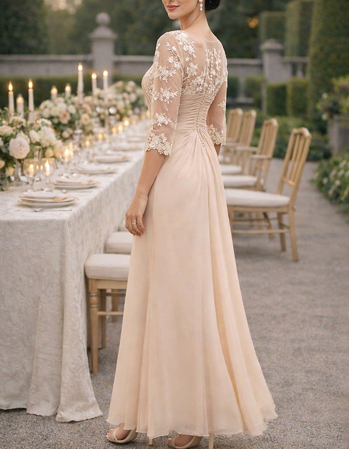 Vestido maxi champán de gasa con encaje y cuello en V  
