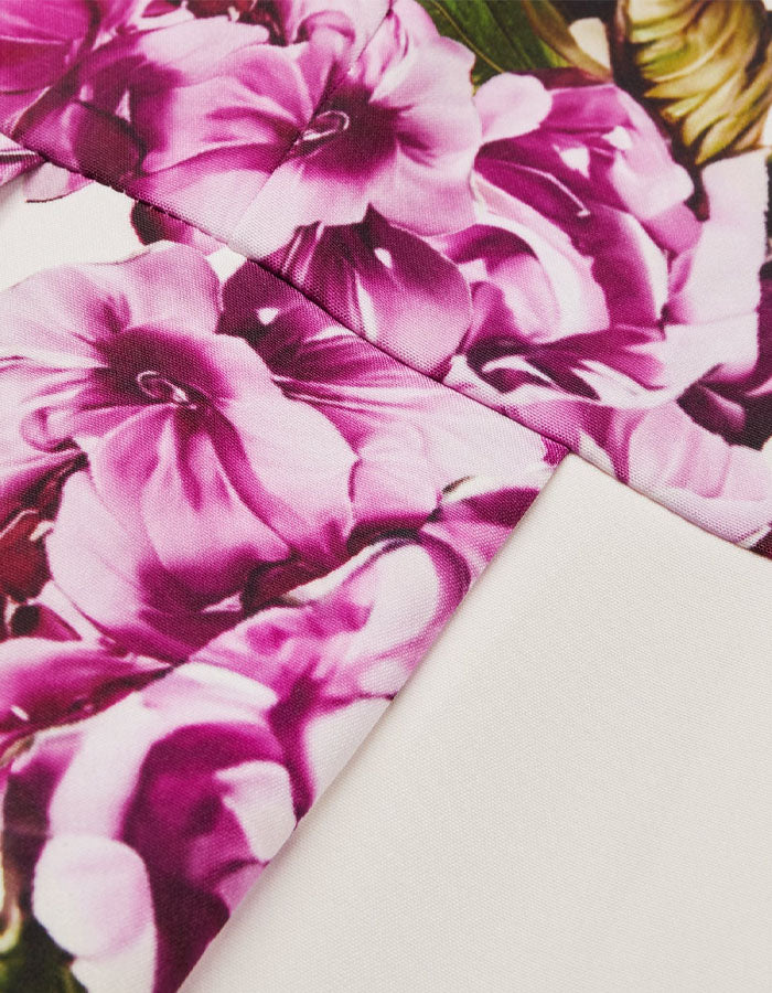 Abito midi bianco e viola con stampa floreale, scollo tondo e maniche corte