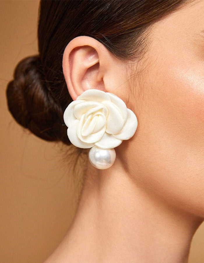 Brincos Franceses de Pérola com Flor de Camélia