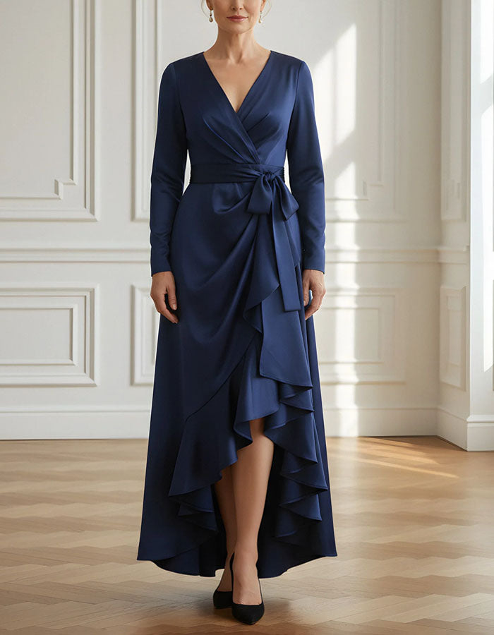 Marineblaues Satin-Maxikleid mit V-Ausschnitt, Wickeloberteil und Rüschen