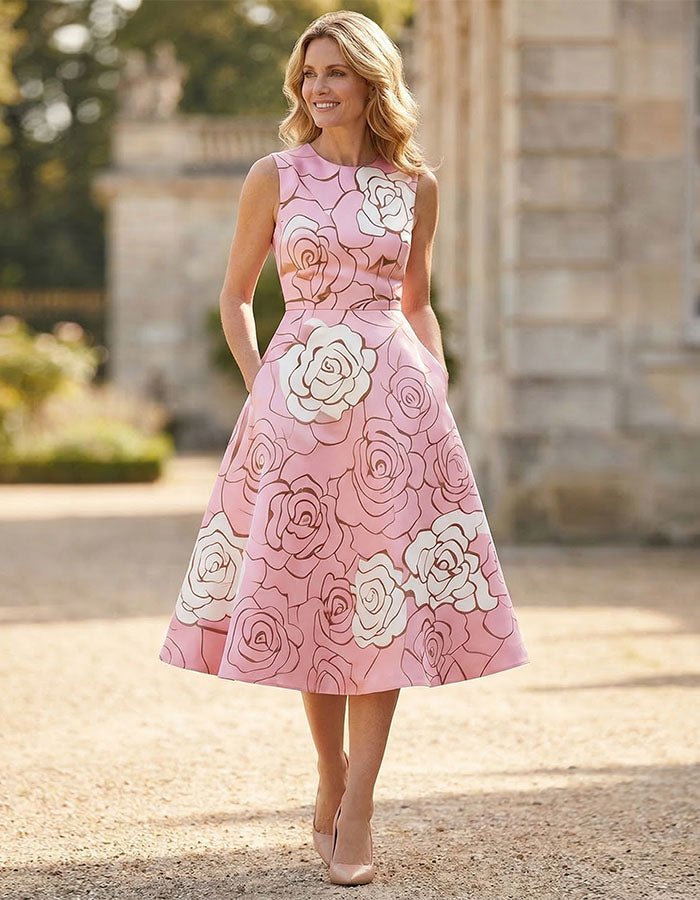 Robe midi rose et blanche à imprimé roses avec taille cintrée et jupe évasée  