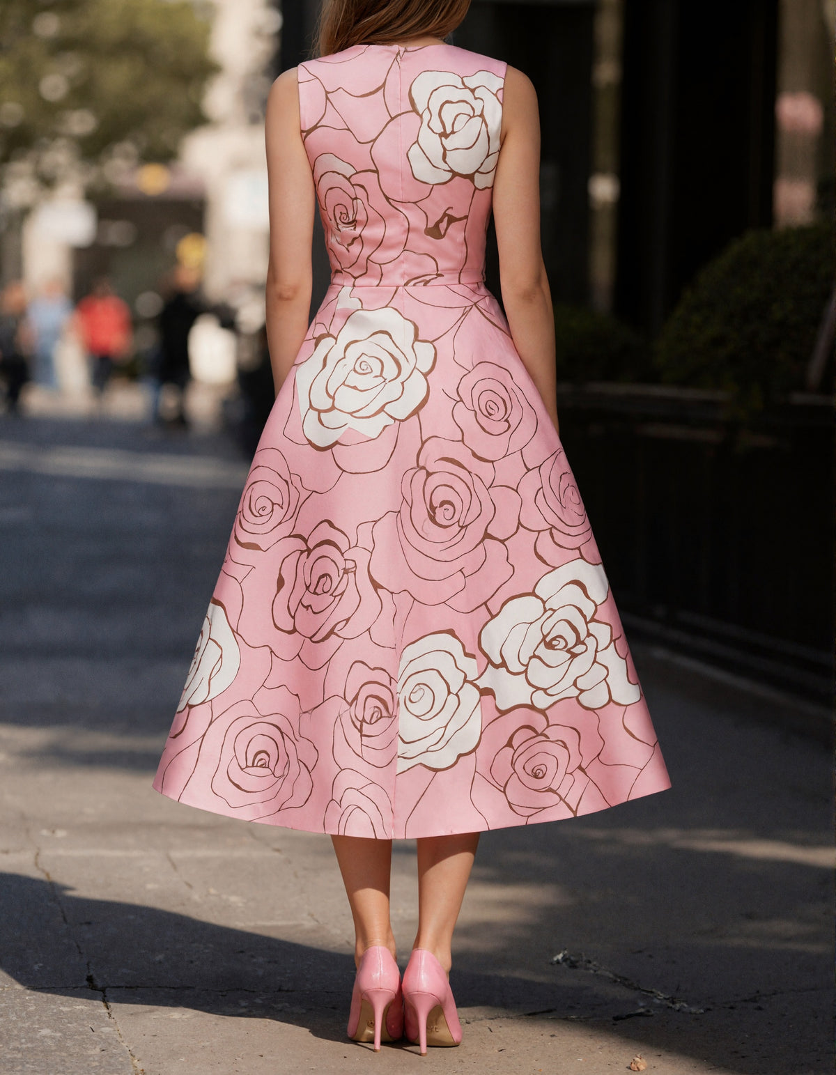 Robe midi rose et blanche à imprimé roses avec taille cintrée et jupe évasée  