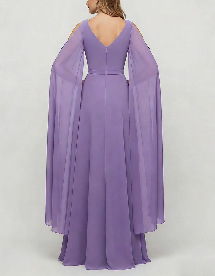 Abito lungo viola in chiffon con scollo a V, spacco e maniche a mantella