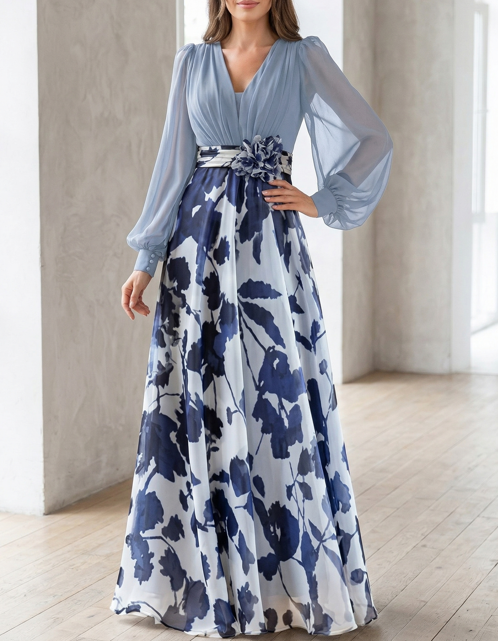 Abito lungo in chiffon blu-grigio con stampa, scollo a V e vita aderente  