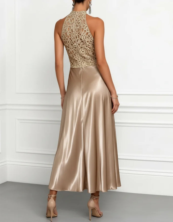 Abito midi champagne in raso con scollo halter, pizzo e dettaglio twist